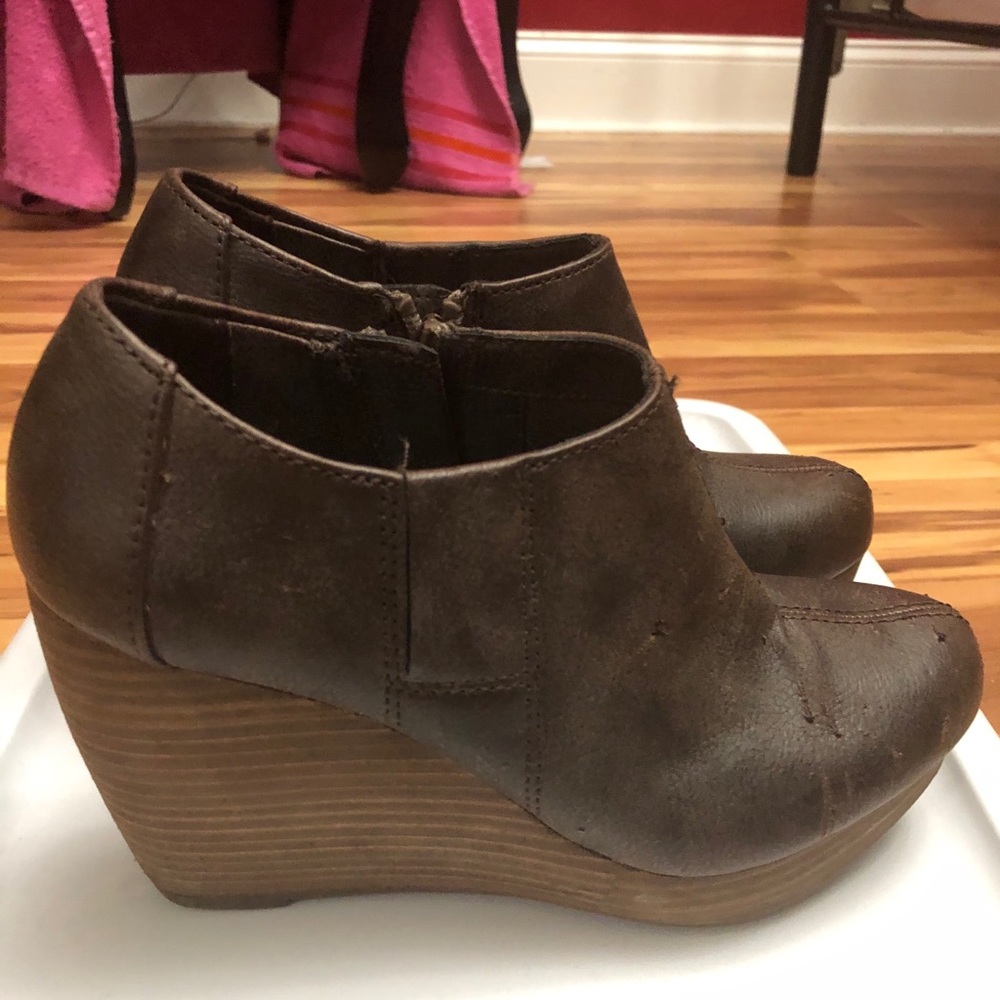 Adorable brown Dr sholls wedge style booties.